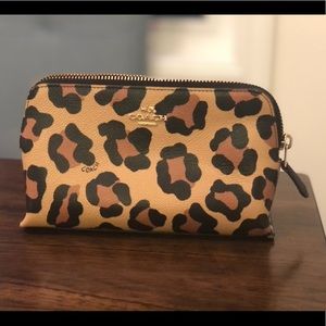 🧡Coach leather leopard makeup case🧡
